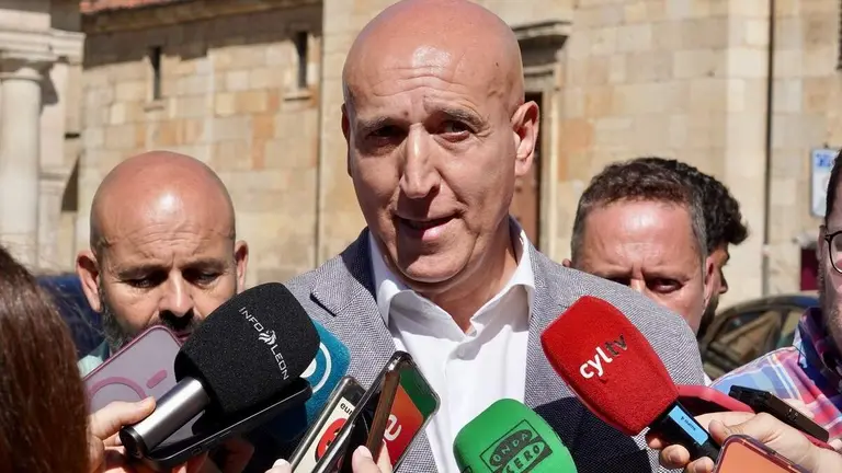El presidente del C&iacute;rculo Empresarial Leon&eacute;s, Julio C&eacute;sar &Aacute;lvarez, el de la Asociaci&oacute;n de Concesionarios Oficiales de Le&oacute;n, Roberto Rodr&iacute;guez, y el alcalde de Le&oacute;n, Jos&eacute; Antonio Diez, presentan la d&eacute;cima edici&oacute;n del Sal&oacute;n del Veh&iacute;culo Nuevo Acole-Cel
