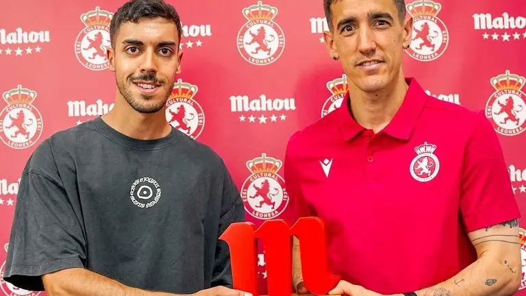 Badia recibe el trofeo al jugador Cinco Estrellas de la temporada; entrega Javier Vidal, del caf&eacute; bar Duna.