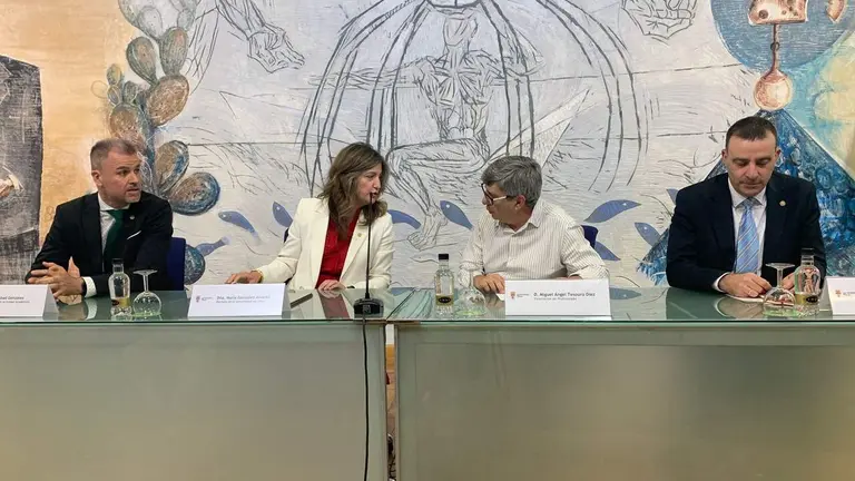 La rectora Nuria Gonz&aacute;lez, junto a parte de su equipo de gobierno, este martes. Foto: A.F.R.