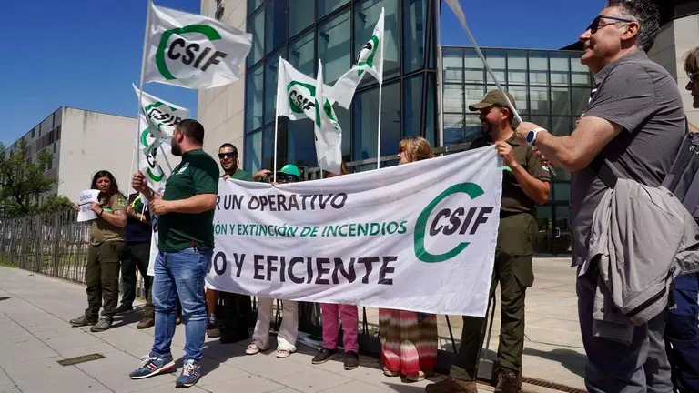 Miembros de CSIF se concentran a las puertas del Centro para la Defensa del Fuego de Le&oacute;n. Foto: Campillo.