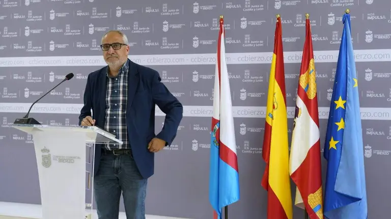 El presidente del Consejo Comarcal del Bierzo, Olegario Ram&oacute;n, durante su rueda de prensa de esta ma&ntilde;ana sobre el Grado en Medicina de la Universidad de Le&oacute;n. Foto: C. S&aacute;nchez.