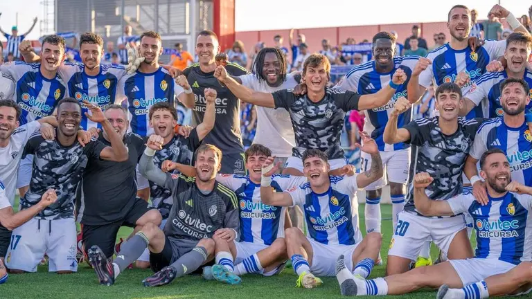 La plantilla de la Ponferradina celebra su victoria en Madrid y su clasificaci&oacute;n para la gran final.