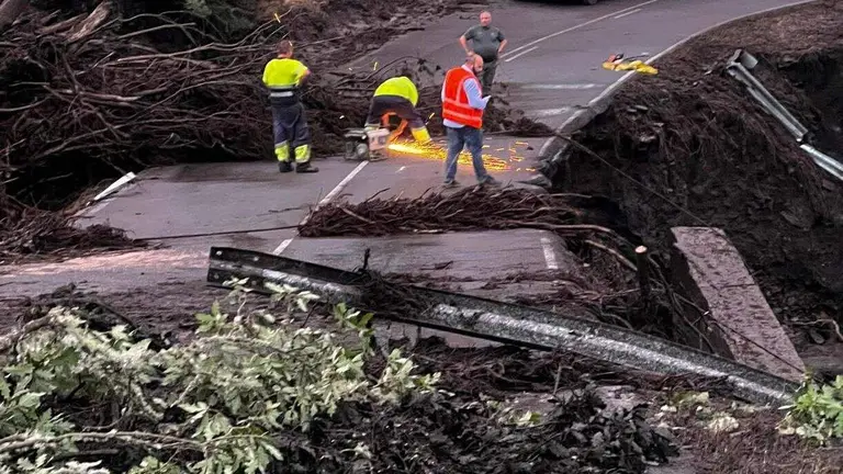 Operarios se afanan en desbloquear la carretera de Peranzanes tras quedar bloqueada este martes por la fuerte tormenta. Foto: Ayto. Peranzanes.