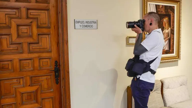 La Guardia Civil registra dependencias del Ayuntamiento de Soria por orden judicial. En la imagen compa&ntilde;eros de los medios de comunicaci&oacute;n esperan en el ayuntamiento de Soria a que finalice el registro.