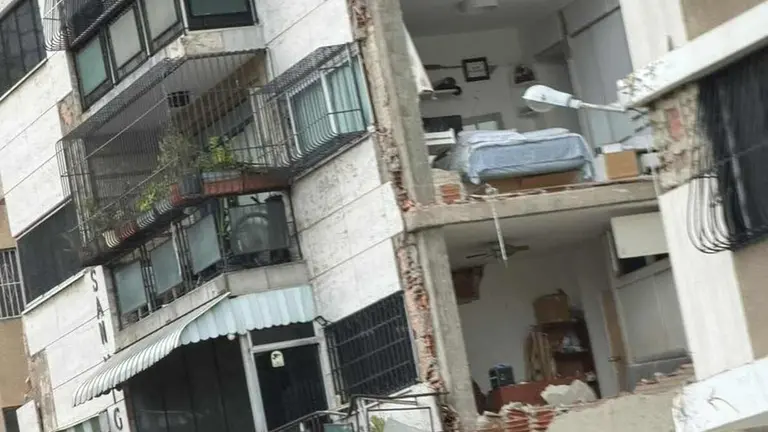 Imagen de un inmueble con da&ntilde;os en Venezuela.