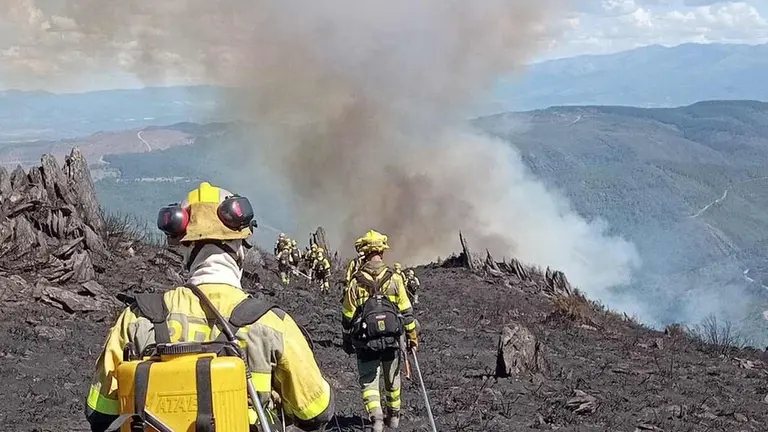Brigadistas, durante la intervenci&oacute;n en un incendio.