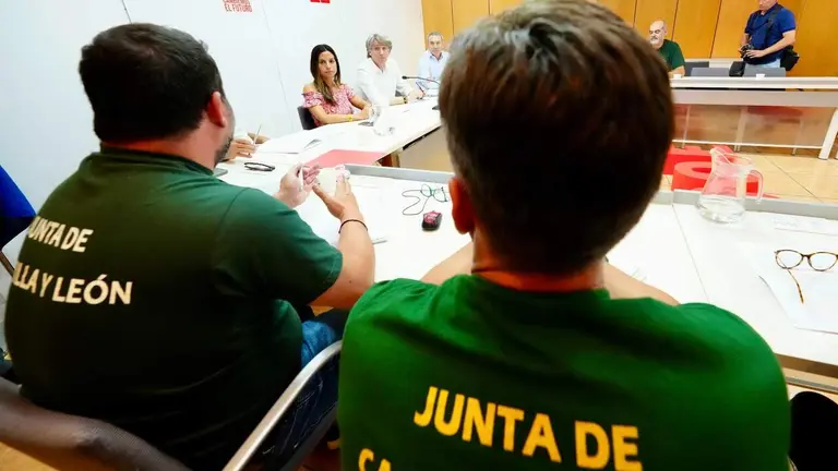 El secretario general del PSCyL, Carlos Mart&iacute;nez, comparece ante la prensa tras mantener una reuni&oacute;n de trabajo con sindicatos de agentes forestales.