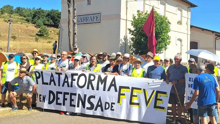Los participantes en la marcha en defensa de Feve, este s&aacute;bado a su llegada a Garrafe de Tor&iacute;o.