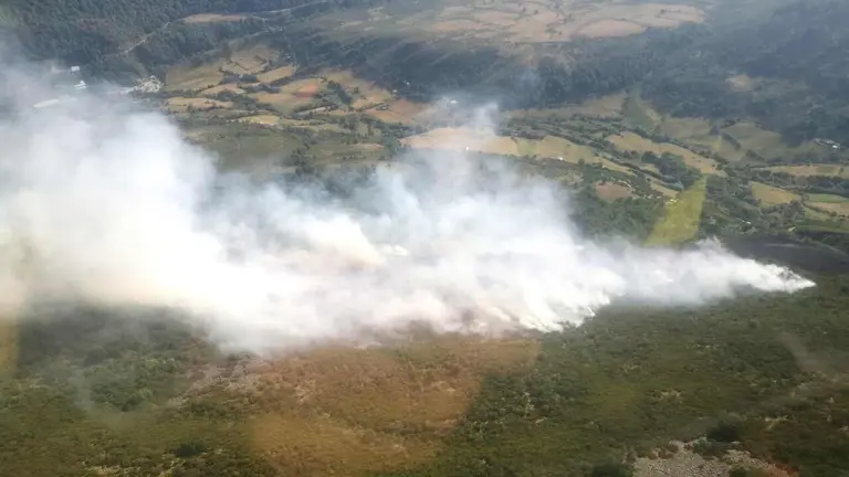 La Junta de Castilla y Le&oacute;n ha declarado el &Iacute;ndice de Gravedad Potencial 1 (IGR-1) en el incendio forestal declarado en Caboalles de Arriba, en el municipio de Villablino, al considerar que las labores de estabilizaci&oacute;n del fuego se prolongar&aacute;n durante m&aacute;s de doce horas. Im&aacute;genes de Brif Tabuyo