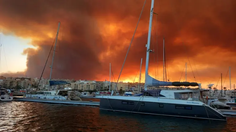 Imagen de la magnitud del incendio vista desde el mar.
