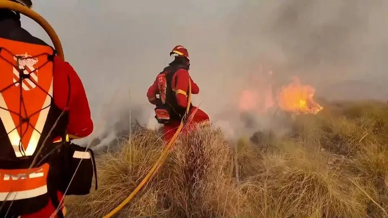 Efectivos de la UME trabajando en la zona del incendio.