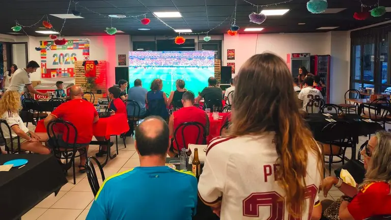 La ausencia de una pantalla gigante no impidi&oacute; que cientos de aficionados convirtieran terrazas y locales de hosteler&iacute;a en improvisadas gradas para vivir el triunfo de Espa&ntilde;a sobre Francia (0-2) y el pase a la final del Mundial.