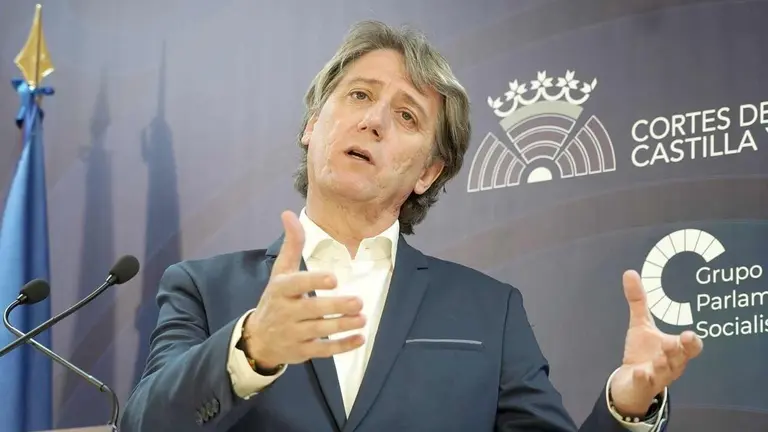 El secretario general del PSOE de Castilla y Le&oacute;n y portavoz en las Cortes, Carlos Mart&iacute;nez, comparece ante la prensa para realizar balance de las comparecencias de los consejeros de la Junta.