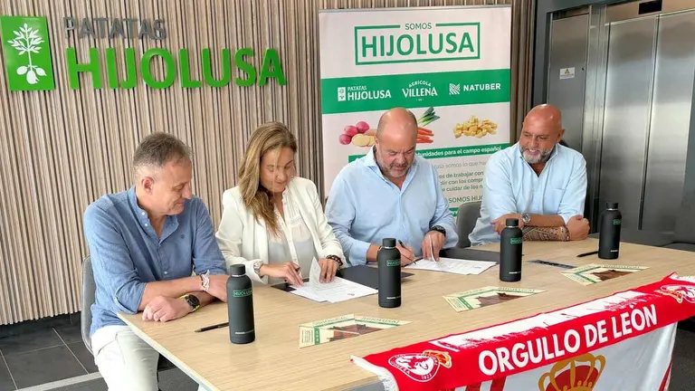 Representantes de Cultural y de la firma Hijolusa durante la r&uacute;brica del acuerdo de colaboraci&oacute;n de cara a la nueva temporada.