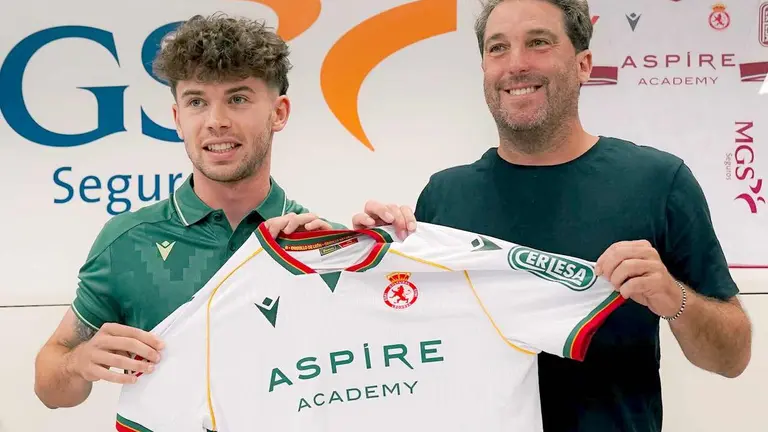 Oier L&oacute;pez junto al director deportivo, Asier Goir&iacute;a,&nbsp; en su presentaci&oacute;n oficial como nuevo fichaje de la Cultural y Deportiva Leonesa.
