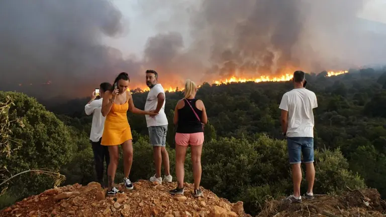 Arde El Bierzo de nuevo. La localidad de Turienzo Casta&ntilde;ero, afectada por el incendio declarado de nivel 2 y el incendio en la localidad de Castropodame. Fotos: C&eacute;sar S&aacute;nchez