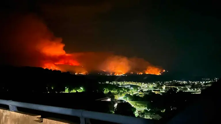 Incendio de Castropodame visto durante la madrugada desde la localidad de Bembibre. Foto: Alfredo