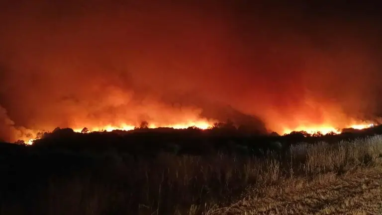 Los equipos de extinci&oacute;n trabajan sin descanso para contener un fuego muy activo en Murias de Ponjos, favorecido por el viento, mientras contin&uacute;a el dispositivo de evacuaci&oacute;n en la zona. Fotos: Campillo