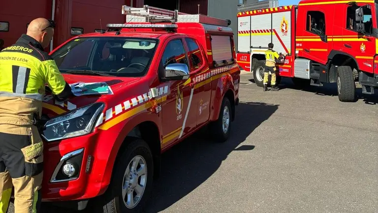 Los dos veh&iacute;culos que los bomberos del Speis de la Diputaci&oacute;n de Le&oacute;n ha desplegado en Madrid y &Aacute;vila.