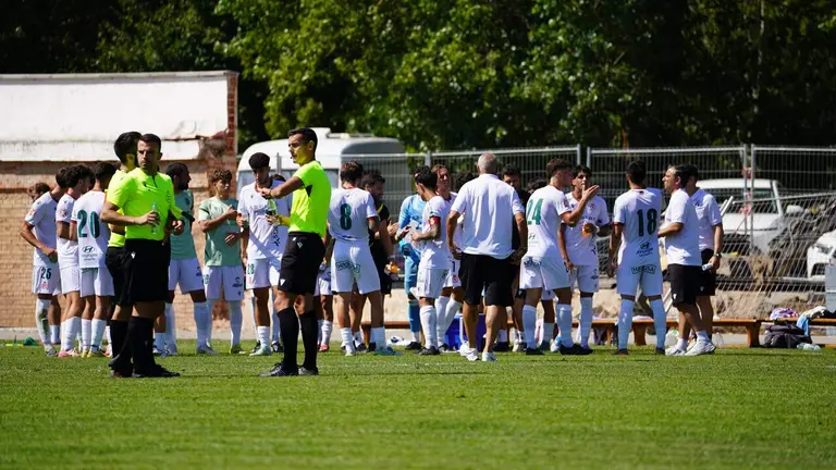 Los jugadores de la Cultural este s&aacute;bado durante la pausa de hidrataci&oacute;n del partido contra el Athletic B. Foto: CyDL.