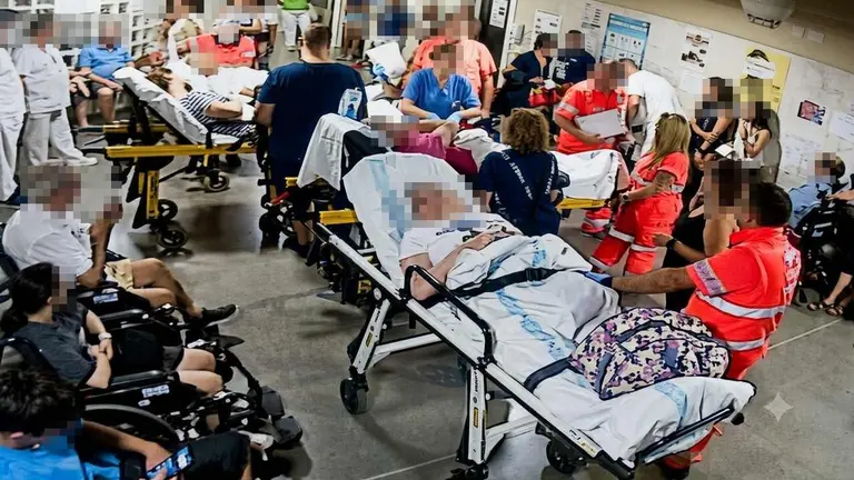 Imagen de la situaci&oacute;n de colapso en el triaje de Urgencias del Hospital de Le&oacute;n.