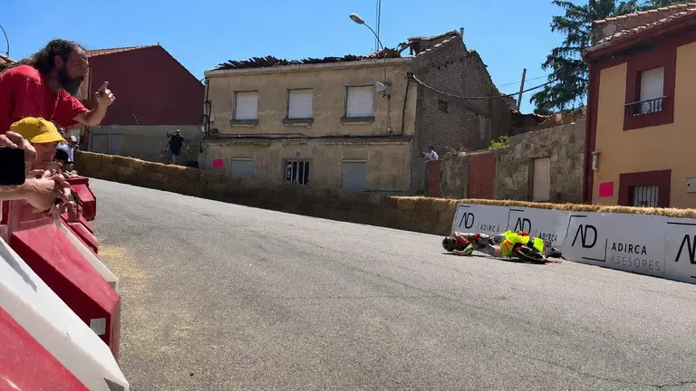 Imagen del momento en el que el piloto ha sufrido el aparatoso accidente.