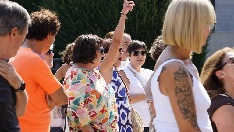 Las pedan&iacute;as ponferradinas de Columbrianos, Pe&ntilde;alba de Santiago y San Clemente de Valdueza (Le&oacute;n), se concentran ante el Ayuntamiento de Ponferrada en protesta por el retraso en el pago de subvenciones correspondientes al a&ntilde;o 2025