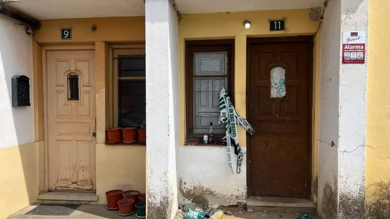 Dos fallecidos en la calle Santa Teresa de Veguellina de &Oacute;rbigo. Fotos: Peio Garc&iacute;a