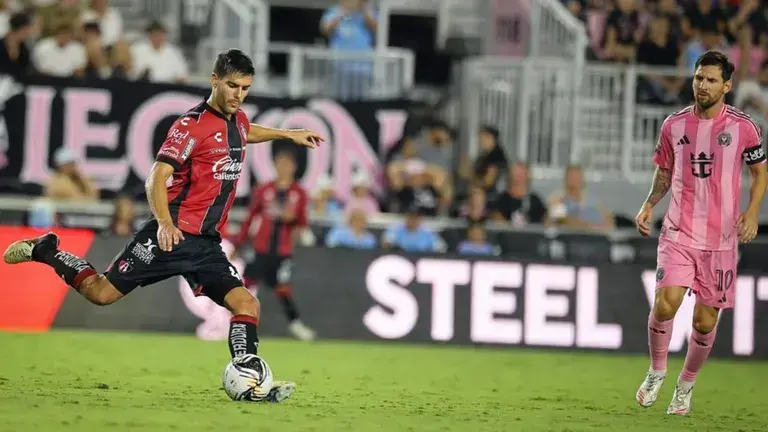 R&oacute;ber Pier, con el Atlas, durante un enfrentamiento ante el Inter Miami de Messi.