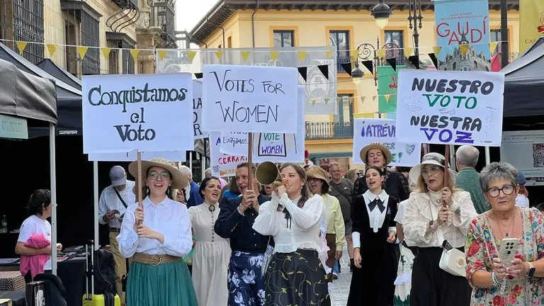 Recreaci&oacute;n de una manifestaci&oacute;n para reclamar el voto femenino dentro del programa de actividades de la V Feria Modernista de Le&oacute;n