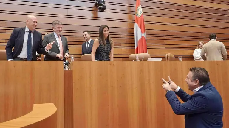 Suspendida la sesi&oacute;n por al menos 15 minutos por problemas t&eacute;cnicos en la emisi&oacute;n de las Cortes. En la imagen, Luis Mariano Santos bromea con la Mesa.
