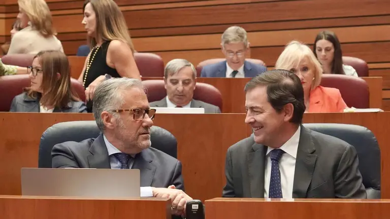 El presidente de la Junta Alfonso Fern&aacute;ndez Ma&ntilde;ueco y el vicepresidente Primero y Consejero de Desregulaci&oacute;n, Familia y Ayudas Sociales Carlos Poll&aacute;n en la segunda sesi&oacute;n plenaria de este viernes; en segundo plano, &Aacute;lvarez Casais. Foto: Chac&oacute;n.