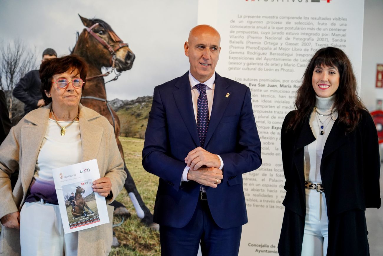 El alcalde de Le?n, Jos? Antonio Diez, inaugura la muestra ?Expositivos 24? que re?ne las obras seleccionadas en el IV Certamen de Nueva Creaci?n y Exposici?n Fotogr?fica del Ayuntamiento de Le?n