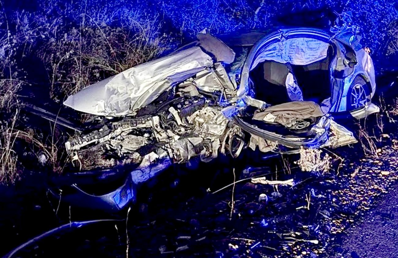 Imagen de uno de los vehículos implicados en el accidente. Foto: Bomberos León