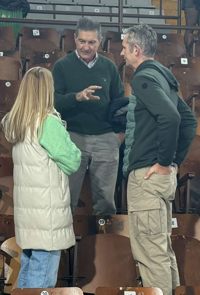 La presencia de Iñaki Urdangarín en la grada para ver a su hijo en el duelo ante el Ademar fue una de las imágenes de la jorndada. En la fotografía, el exjugador conversa con Manolo Cadenas. Foto: Carlos García