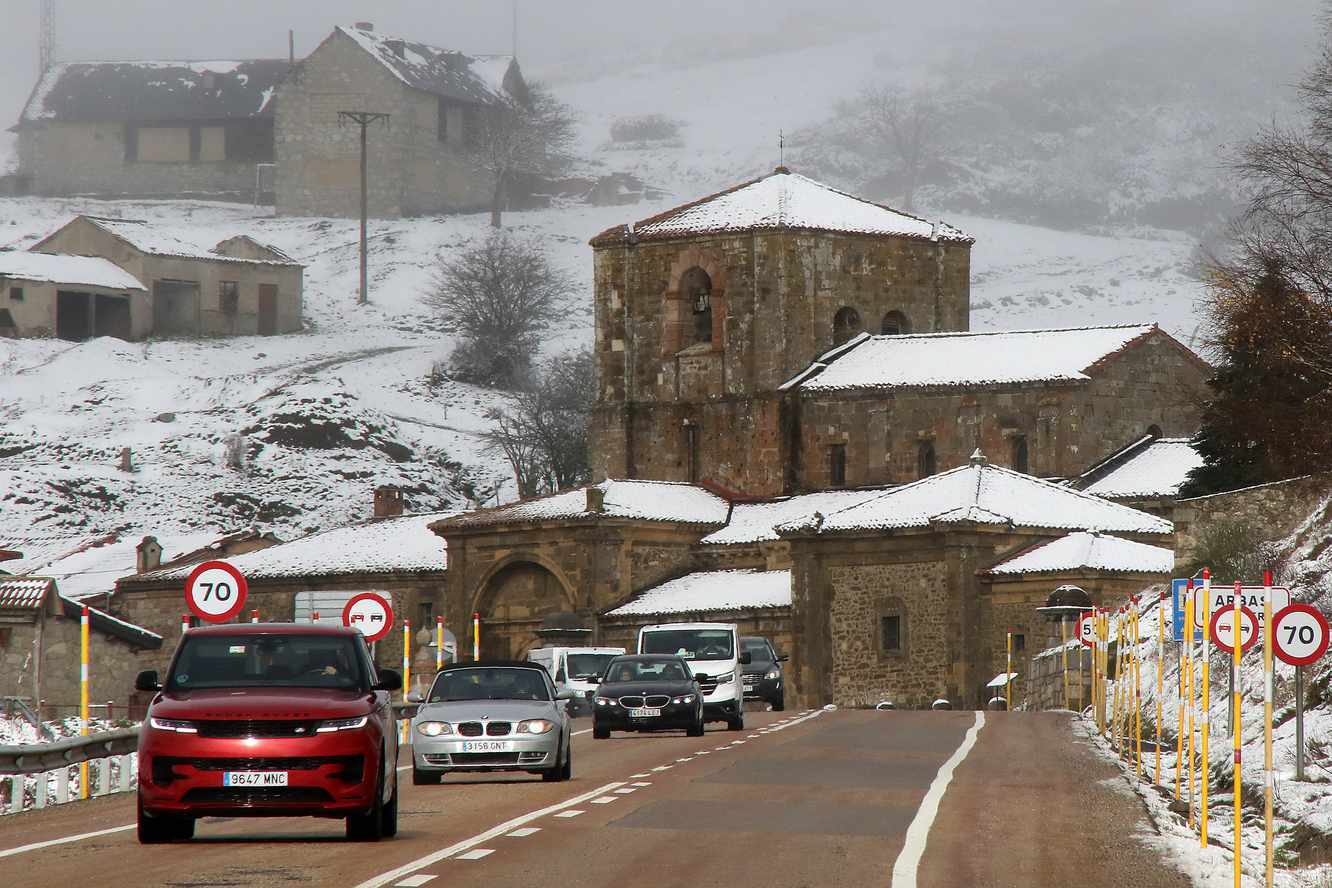 La nieve ca?da durante la noche no impide el paso de veh?culos por el Puerto de Pajares