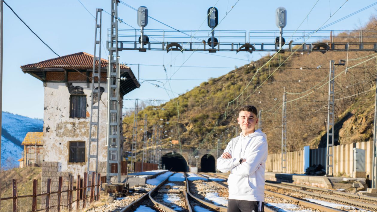 El joven palentino, Enrique Gómez, uno de los artífices del documental ‘La conquista del puerto: 140 años del ferrocarril en Pajares’.