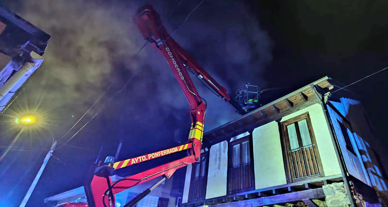 Incendio de una vivienda en la localidad de Valtuille de Arriba, perteneciente al municipio de Villafranca del Bierzo (León)