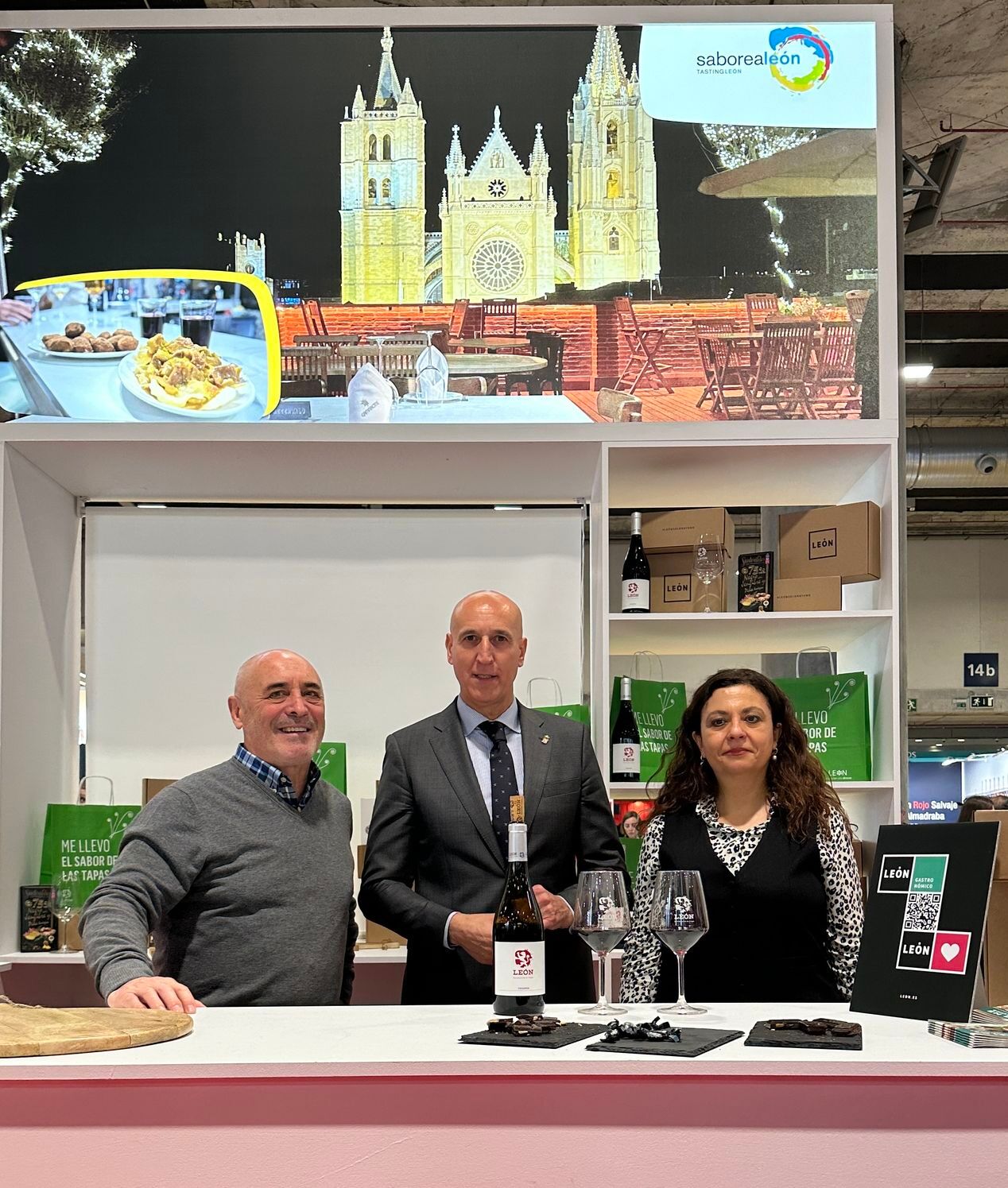 El alcalde de León, José Antonio Diez, y la concejala de Turismo, Mercedes Escudero, han acudido este lunes a la cita que se celebra en Ifema.