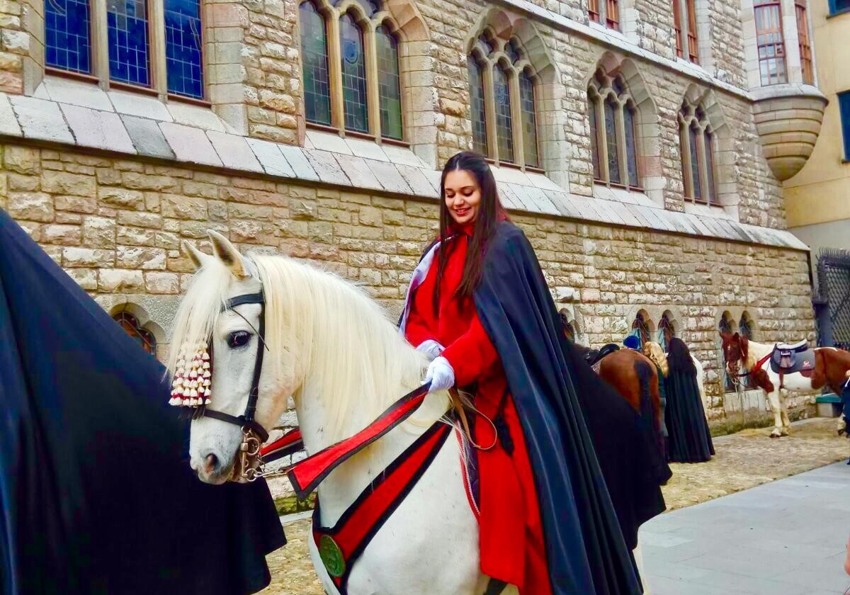 Ana con su caballo en la Semana Santa de León.