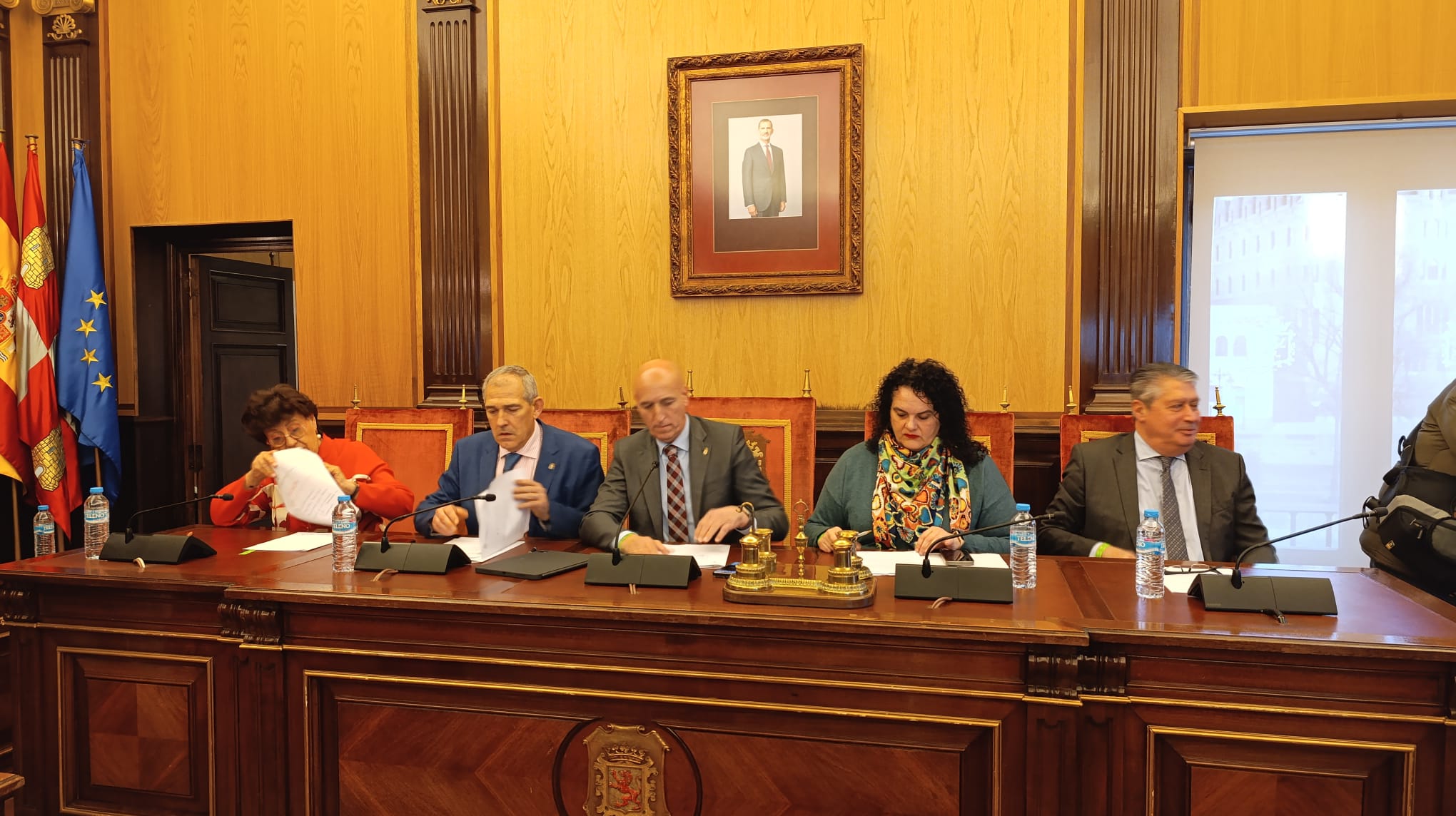 Un instante del pleno de este viernes en el Ayuntamiento de León.