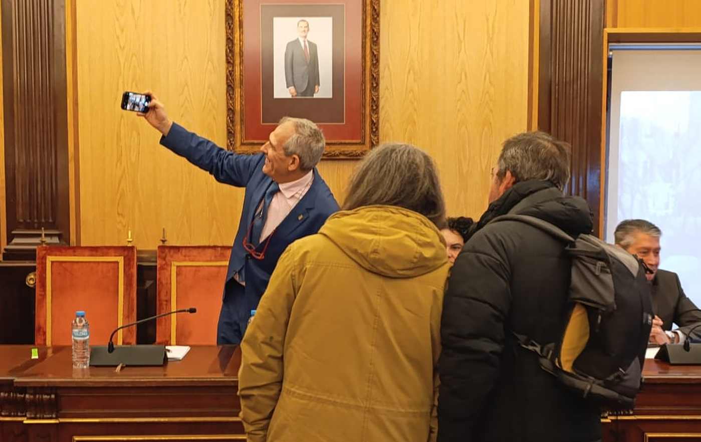 El concejal Vicente Canuria bromea y realiza un selfie antes de iniciarse el pleno.