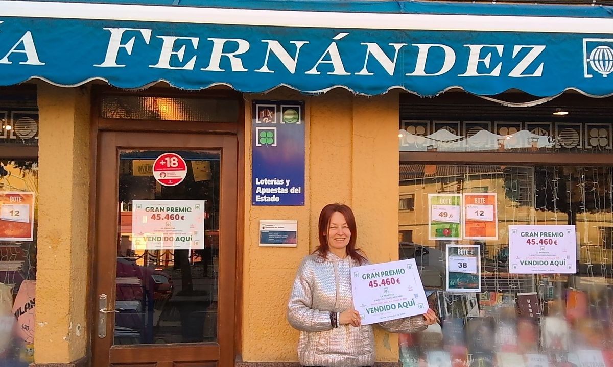 Segundo premio de La Primitiva entregado en la Librería Fernández Gela de La Robla.