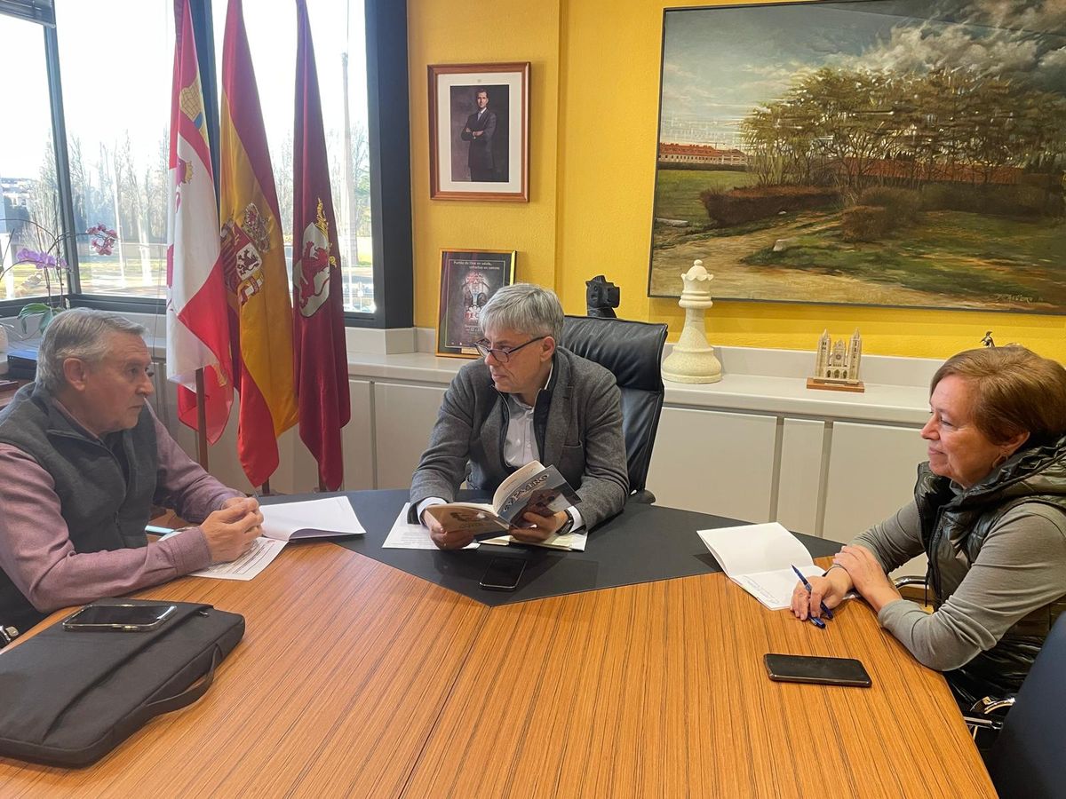 El delegado territorial de la Junta en León, Eduardo Diego, junto al alcalde de Santa Colomba.