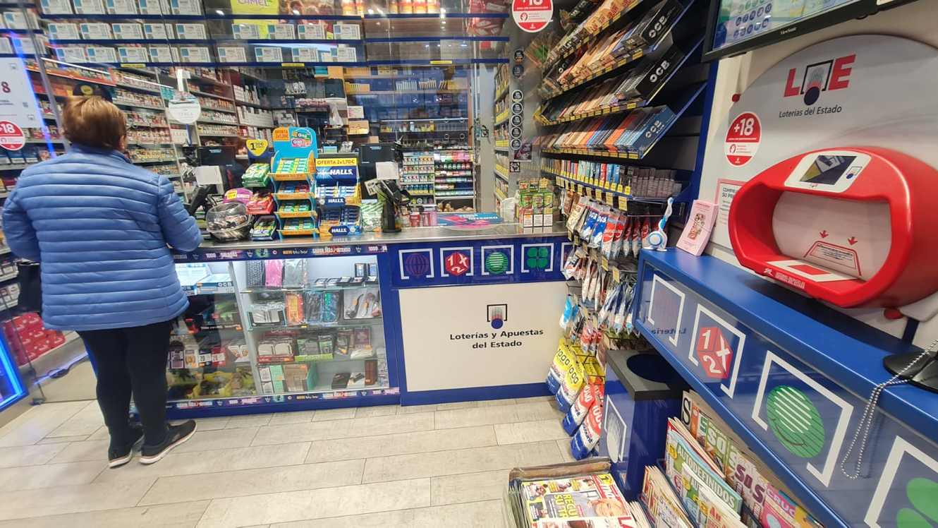Imagen del despacho de lotería ubicado en la plaza de Guzmán el Bueno, en León capital.