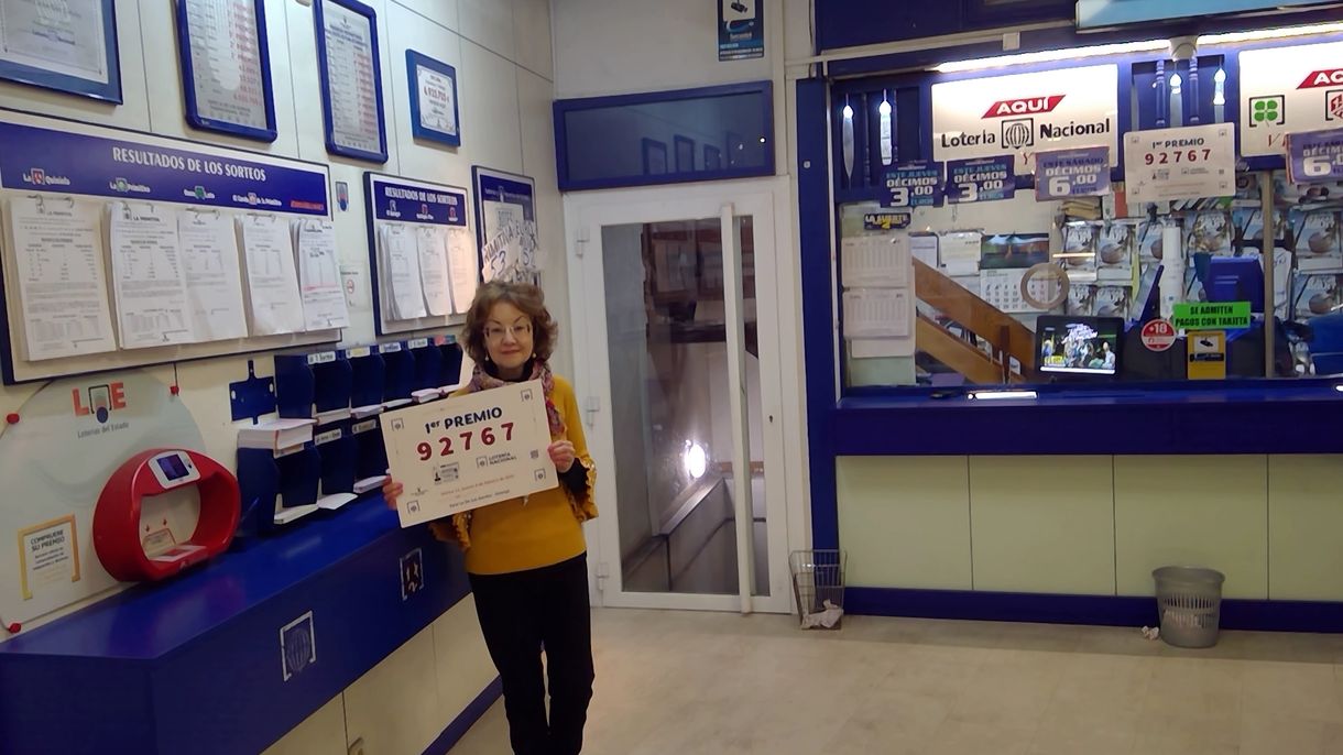 Imagen del la lotera de Astorga, con el cartel del primer premio de este jueves.