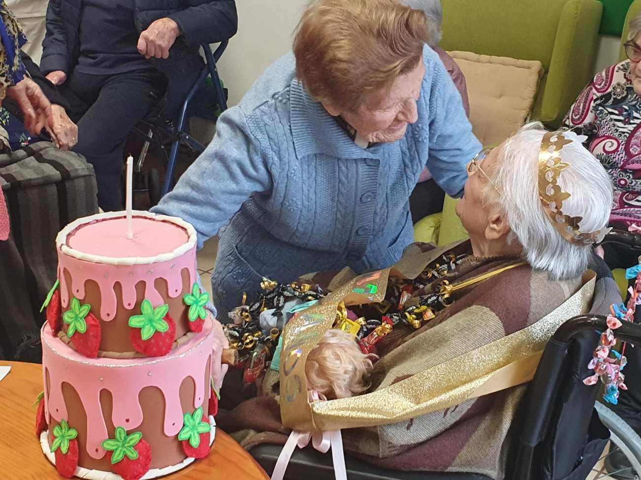 La centenaria, con una de sus compañeras de residencia.