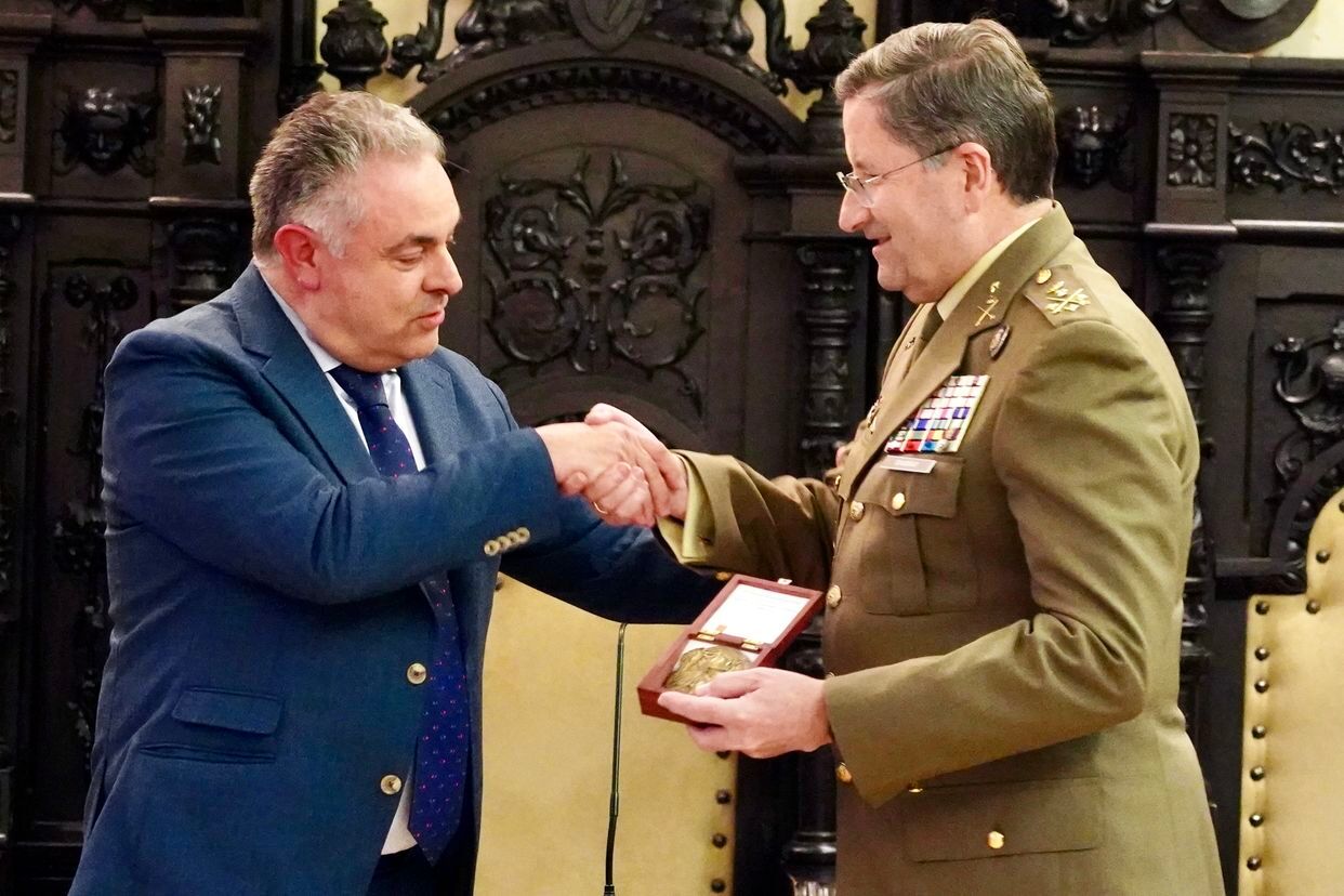 Recepción al jefe de Estado Mayor del Ejercito de Tierra, Amador Enseñat y Berea en el Ayuntamiento de Astorga. Foto: Campillo.