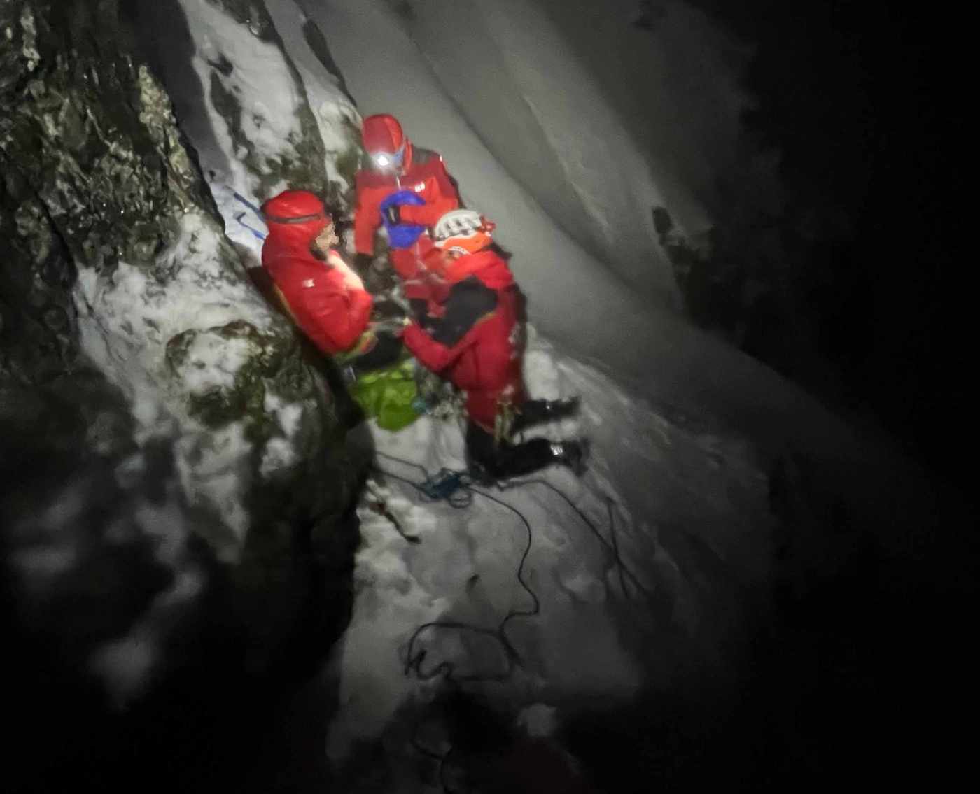 Los montañeros, en el punto en el que se ha realizado el rescate.