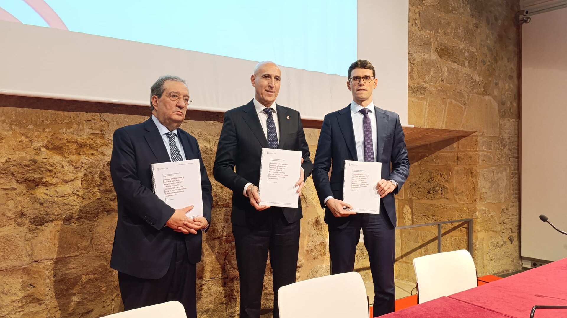 Diez junto los socios de Broseta Abogados, encargados de la realización del informe.